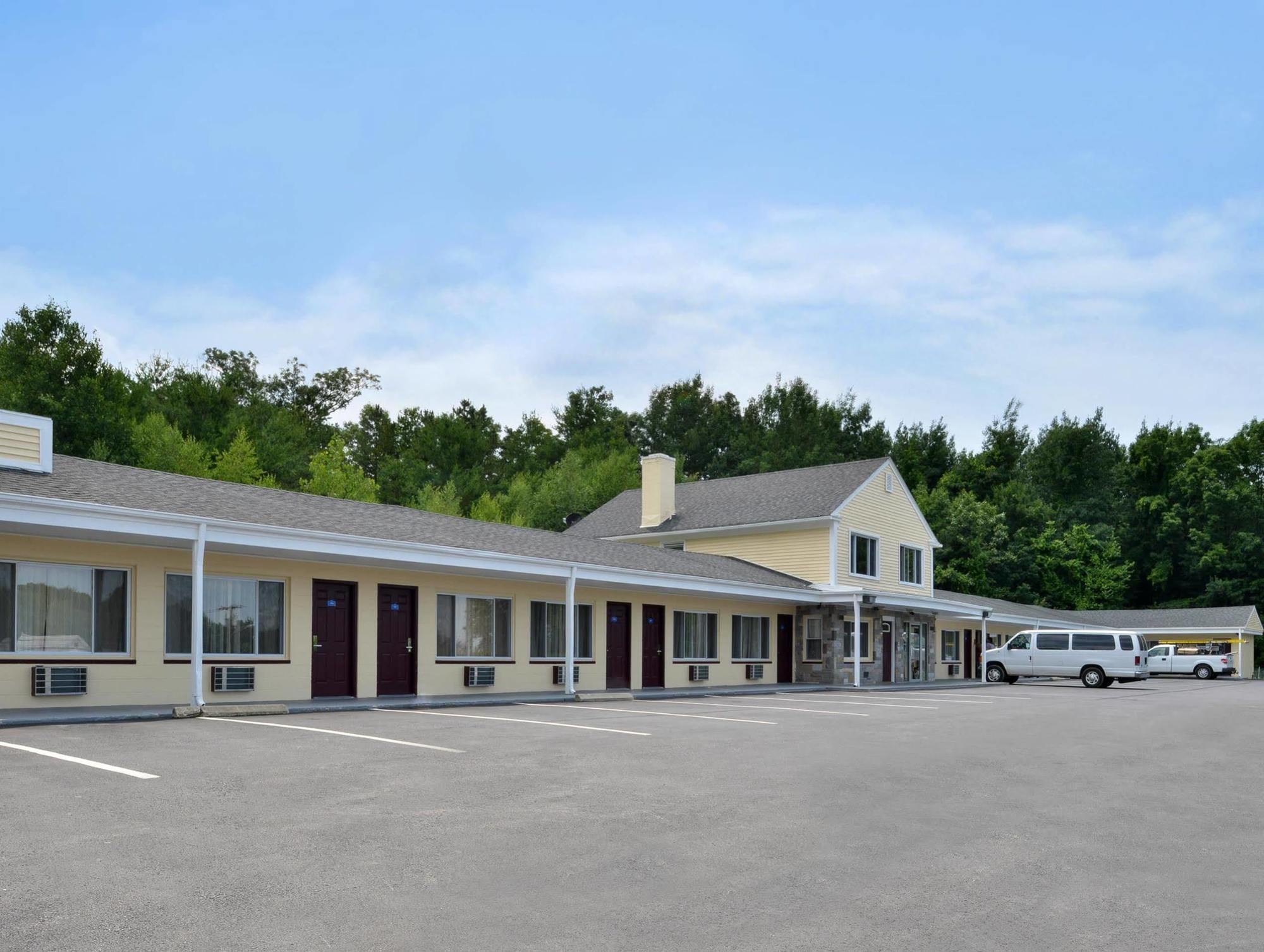 Americas Best Value Inn Providence-North Scituate Exterior foto